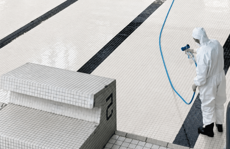 Trichloramine, THM : les polluants invisibles de vos halls de bassins